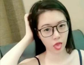 骚货主播真空上阵，扭腰浪叫湿身诱惑！